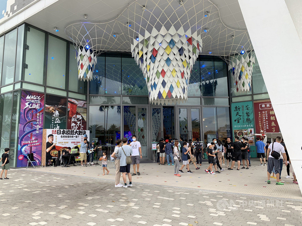 中秋節4天連假首日,花蓮觀光景點新天堂樂園1日下午已累積破萬人次入園,業者預估人潮持續湧進,有機會直逼2萬人次。(民眾提供)中央社記者張祈傳真 109年10月1日