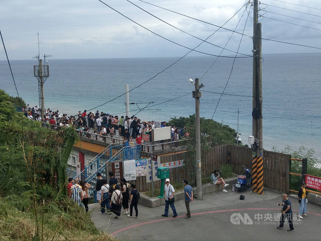 中秋連假首日,台東縣南迴熱門景點多良車站1日陸續出現遊客,景觀平台擠滿人潮,攤販從早忙到晚;交通警察表示,這次連假人潮感覺比春節多。中央社記者張祈攝 109年10月1日