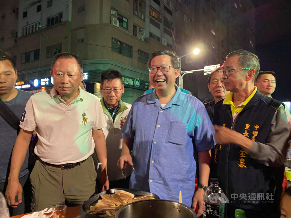 中秋節連假首日,桃園市中壢區1日晚間舉辦封街烤肉活動,約有萬人參與,桃園市長鄭文燦(前右2)也現身與民眾同樂。中央社記者葉臻攝 109年10月1日