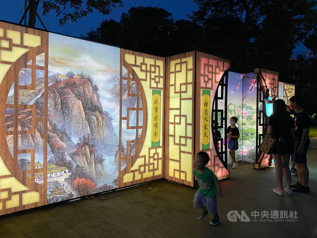新加坡著名景點濱海灣花園舉辦中秋慶祝活動,其中「但願人長久」燈區以蘇軾作品水調歌頭為主題。中央社記者侯姿瑩新加坡攝 109年10月1日