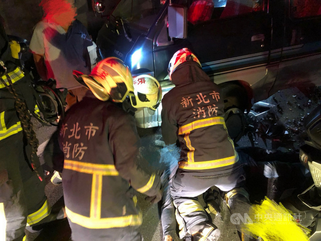 新北市政府警察局三峽分局1日晚間獲報,三峽區成福路發生黃牌重機與廂型貨車擦撞車禍,呂姓重機騎士受困貨車車底,被救出送醫仍傷重不治,警方將調查事故原因,釐清責任。(民眾提供)中央社記者黃旭昇新北傳真 109年10月1日