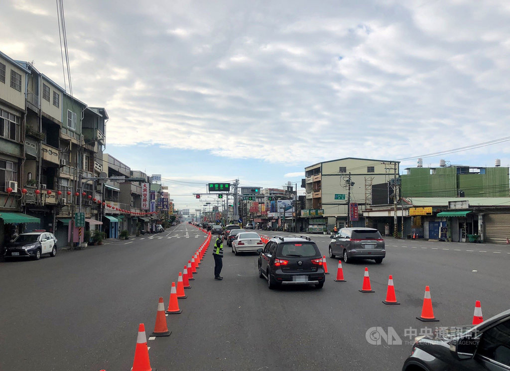 中秋連假首日,1日上午南下墾丁及前往台東的車潮開始湧入台1線枋寮鄉水底寮三叉路口,警方在現場加強疏導。(枋寮警分局提供)中央社記者郭芷瑄傳真 109年10月1日