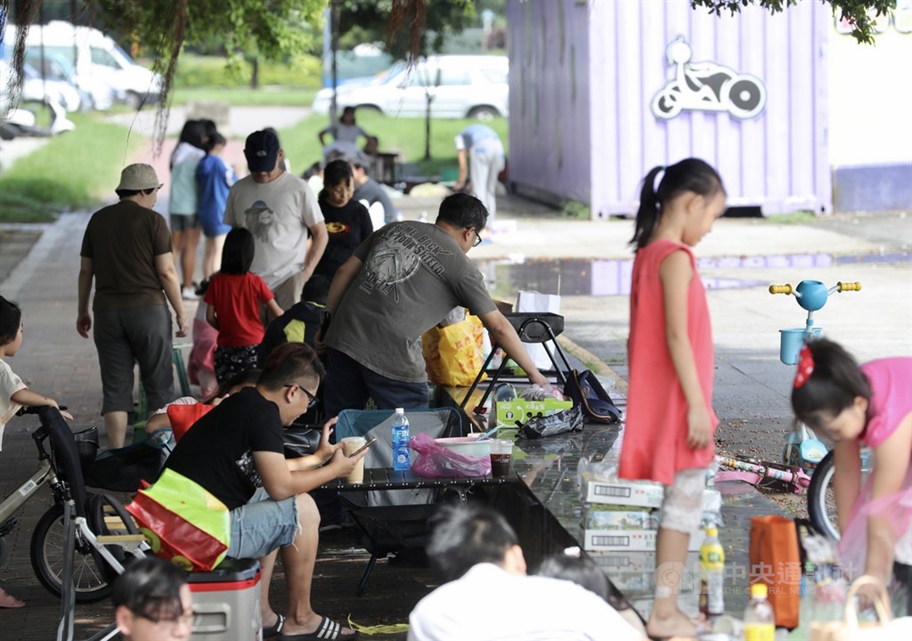 中秋節天氣良好,許多民眾1日中午就在河濱公園烤肉歡聚,等待晚上賞月。中央社記者張皓安攝 109年10月1日