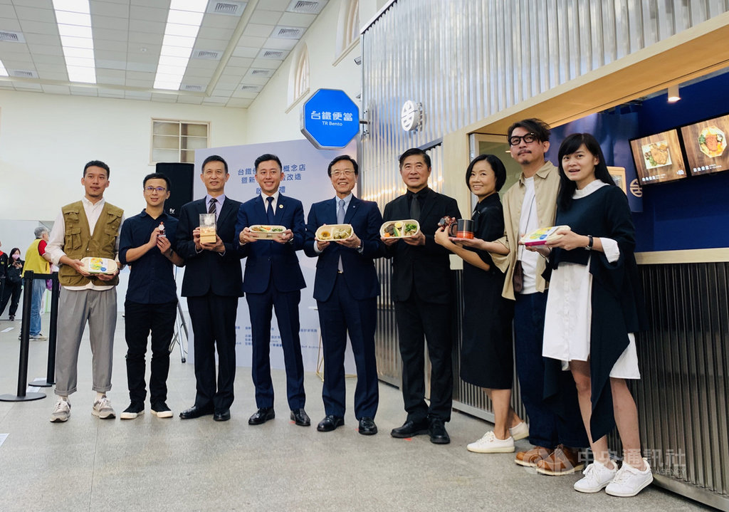 2020台灣設計展首日,台鐵第一個「台鐵便當TR Bento」設計概念店1日也在新竹車站啟用,台鐵局長張政源(中)與新竹市長林智堅(左4)邀請民眾搭火車訪新竹,品嚐新竹限定、限量的便當。中央社記者魯鋼駿攝 109年10月1日