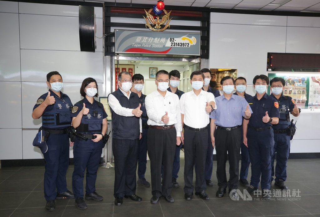 內政部長徐國勇(前左4)1日至鐵路警察局台北車站台北分駐所慰勞執勤員警,感謝同仁堅守崗位,犧牲假期維持中秋連假的治安與交通。中央社記者裴禛攝 109年10月1日