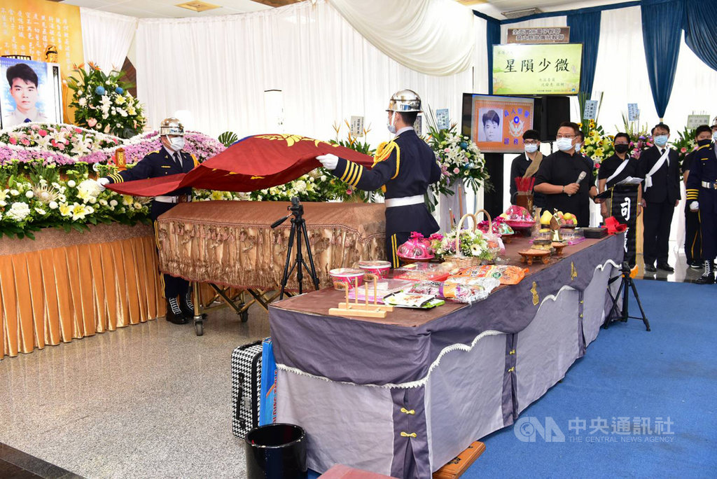 台北縣(現新北市)板橋分局警員呂進全23年前遭歹徒開槍擊中腦部成植物人,9月18日辭世,10月1日出殯,在嘉義市殯儀館舉行公祭儀式,警政署褒揚其英勇為民犧牲精神,由呂進全當年服務單位板橋分局派員為其棺木覆蓋警旗,場面隆重。(嘉義縣警局提供)中央社記者蔡智明傳真 109年10月1日