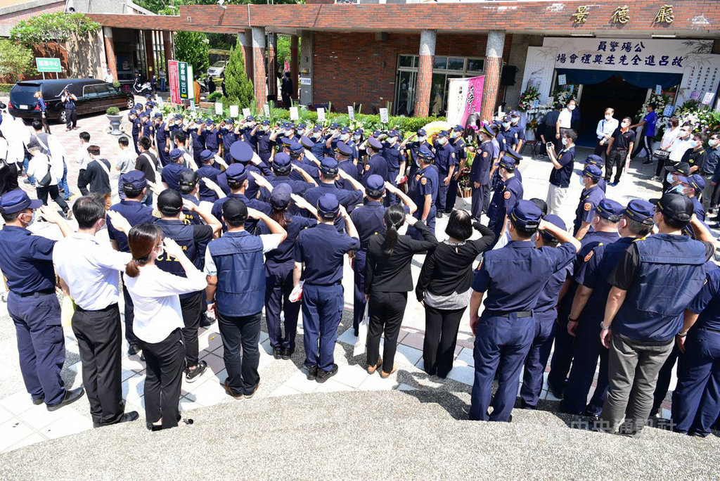 台北縣(現新北市)板橋分局警員呂進全23年前遭歹徒開槍擊中腦部成植物人,9月18日辭世,10月1日出殯,在嘉義市殯儀館舉行公祭儀式,上百名警察列隊送別。(嘉義縣警局提供)中央社記者蔡智明傳真 109年10月1日