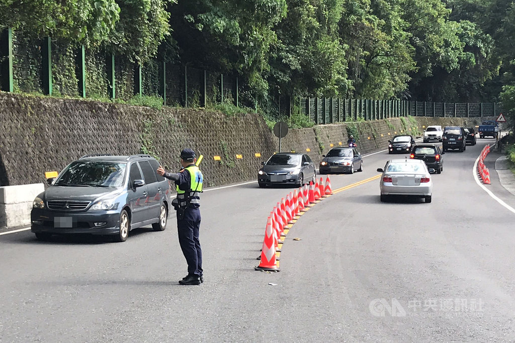 中秋連假首日,蘇花公路花蓮路段1日上午車流量順暢,蘇花公路匯德隧道北口前南下車輛多,但不壅塞,警方預估中午以後車流量將會明顯增加。中央社記者張祈攝 109年10月1日
