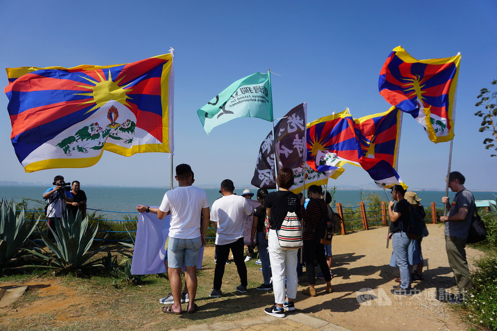 西藏台灣人權連線理事林欣怡說,10月1日是中國國慶日,15名成員選擇到距離中國最近的金門抗議,對廈門方向高喊「抗中護自由」、「台灣獨立」和「西藏獨立」等口號,向中國發聲。中央社記者黃慧敏攝 109年10月1日
