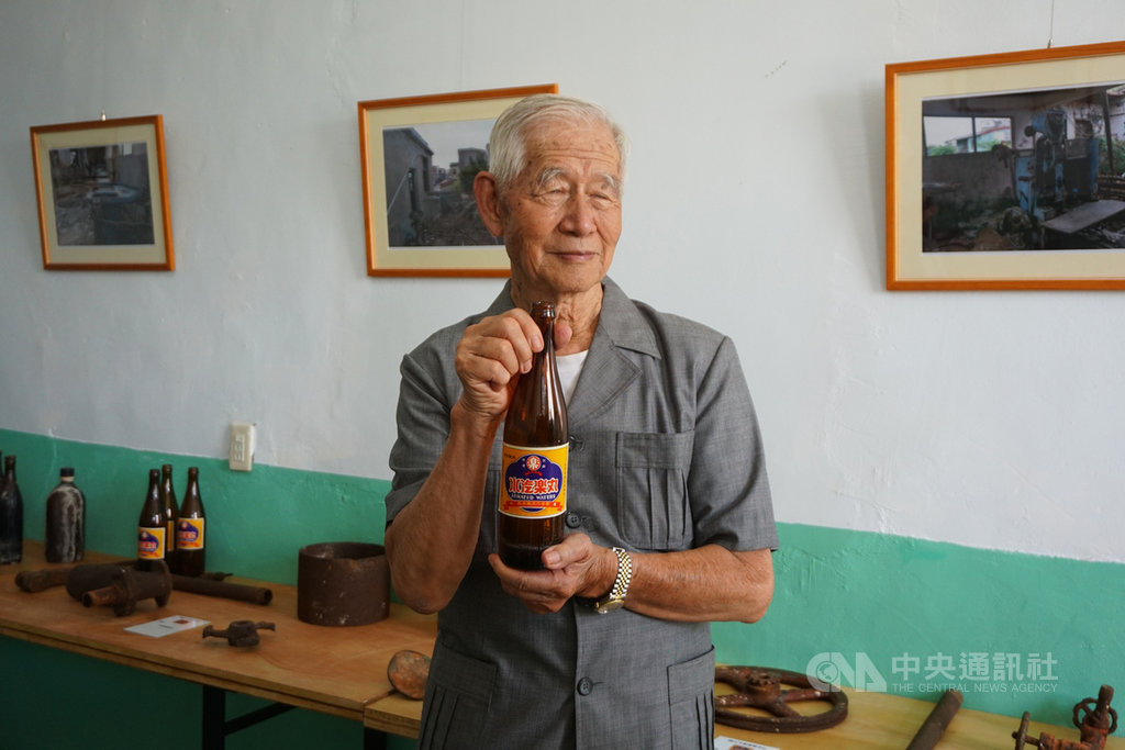 50年前以生產「丸樂汽水」而聞名的金門縣烈嶼鄉華南汽水廠1日在南管樂音中揭開重生序幕,未來將作為文創基地;汽水廠創辦人林根陣(圖)說,當年物資缺乏,汽水是以米酒瓶灌裝。中央社記者黃慧敏攝 109年10月1日