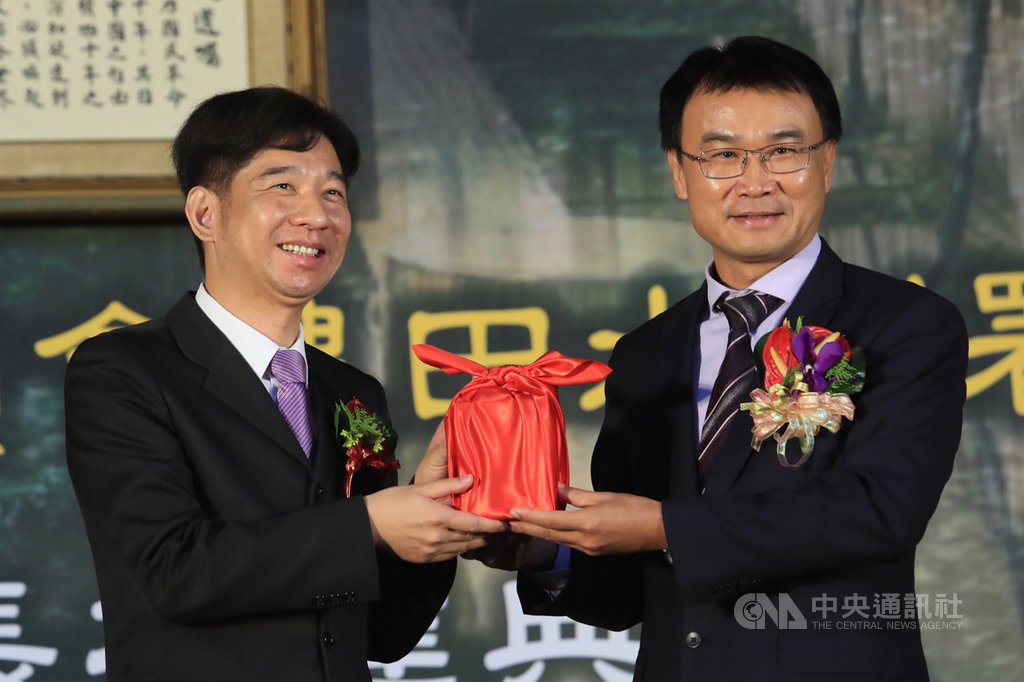 農田水利署揭牌暨署長及17名管理處處長布達典禮1日舉行,農委會主委陳吉仲(右)出席主持,將印信交給首任署長蔡昇甫(左)。中央社記者吳家昇攝 109年10月1日