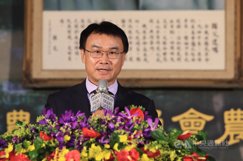 農田水利署1日舉行揭牌儀式,農委會主委陳吉仲(圖)主持首任農田水利署長布達典禮,在致詞時期許新署長蔡昇甫領導農田水利署與農委會各項政策資源結合,改制後服務會更好。中央社記者吳家昇攝 109年10月1日