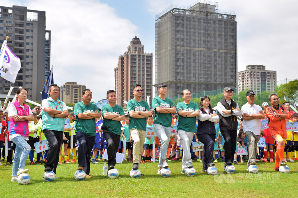 第三屆桃捷盃五人制公益足球錦標賽1日起在青埔足球場展開,桃捷公司希望在疫情趨緩期間,鼓勵家長帶著孩子走到戶外。中央社記者吳睿騏桃園攝 109年10月1日