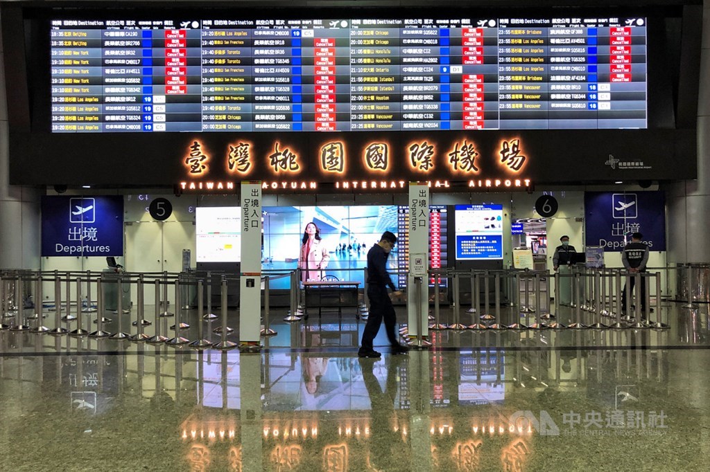 12日起,台灣民眾搭機赴中國須附上72小時內核酸檢測陰性報告。圖為桃園國際機場出境大廳。(中央社檔案照片)