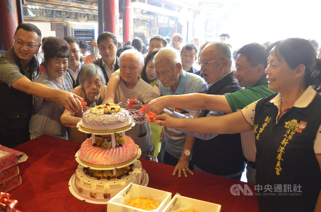 嘉義縣新港奉天宮1日舉行媽祖「契子女」中秋大團圓活動,邀請百歲人瑞媽祖契子林福來(前右4)與95歲國寶級書法大師陳岳山(前右5)夫婦返宮團圓,一同切蛋糕歡度中秋佳節。中央社記者蔡智明攝 109年10月1日