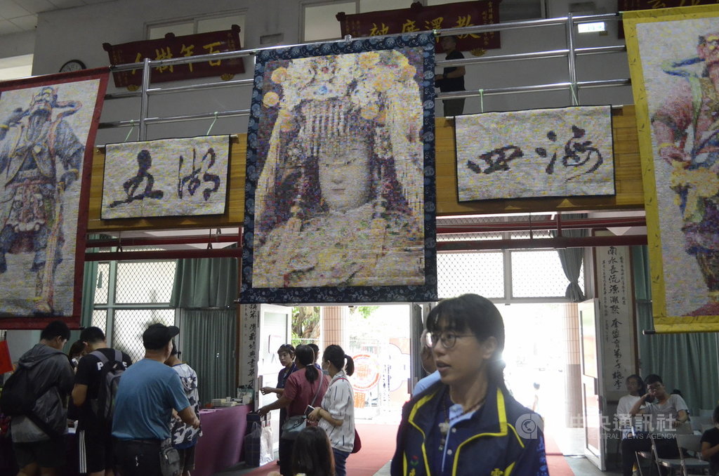 仿北港媽祖過爐擺設拜神108道菜模式,展現台灣工藝風華的「笨港五湖四海宴」1日登場,匯集113項工藝作品,最吸睛的是約長2公尺、寬1.5公尺拼布媽祖像。中央社記者蔡智明攝 109年10月1日
