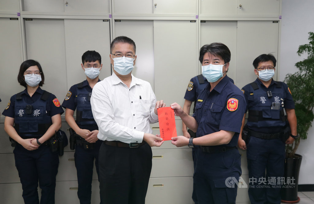 內政部長徐國勇(前左)1日至鐵路警察局台北車站台北分駐所致贈加菜金,感謝警察同仁在連假期間值勤辛勞。中央社記者裴禛攝 109年10月1日