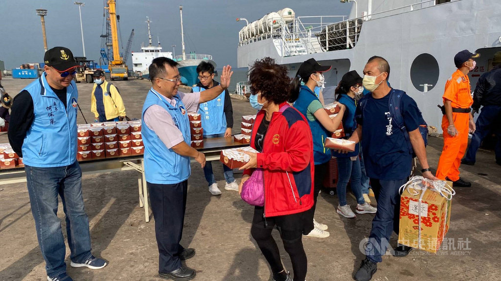 中秋連假1日展開,金門縣政府安排的金門快輪專船載運208名乘客,平安抵達料羅碼頭。縣府秘書長陳朝金(前左2)等人到碼頭迎接,歡迎民眾返鄉。(金門縣政府提供)中央社記者黃慧敏傳真 109年10月1日
