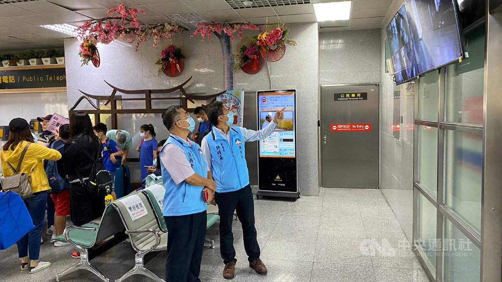 中秋連假展開,金門縣政府秘書長陳朝金(右2)1日率領觀光處人員到尚義機場了解疏運情形。縣府表示,連假首日疏運情形良好。(金門縣政府提供)中央社記者黃慧敏傳真 109年10月1日