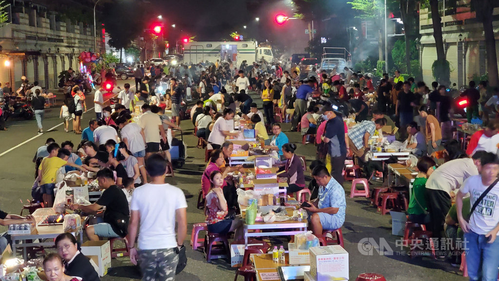 中秋烤肉現在幾乎已成全民運動,高雄市鳳山區誠義里9月30日晚間特地封閉馬路,擺出上百桌讓社區里民封街烤肉,場面熱鬧。中央社記者洪學廣攝 109年10月1日