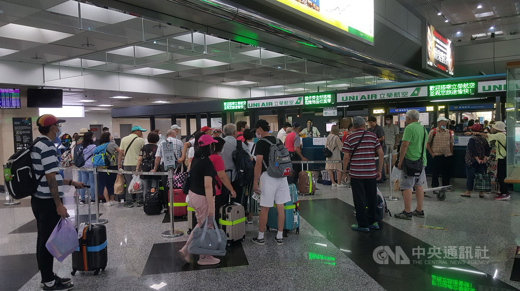 中秋節連假開始,澎湖海空交通疏運維持正常,馬公航空站1日出入境旅客達1萬2000多人,載客率達95%以上。中央社 109年10月1日