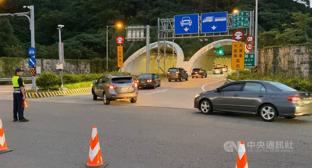 中秋連假首日,蘇花公路改善路段從1日凌晨4時30分起就出現南下車流,蘇澳警方加派警力,加強疏導蘇花改沿線交通。(警方提供)中央社記者沈如峰宜蘭縣傳真 109年10月1日