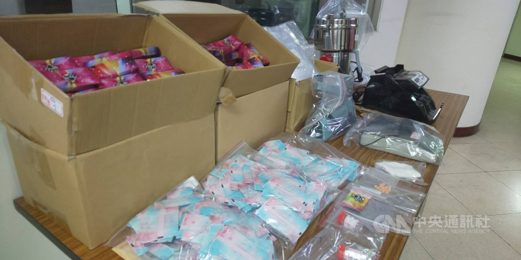 高雄警方破獲王姓、簡姓為首的5人販毒集團,涉將毒品摻入咖啡包及果汁包,再用果汁機攪拌分裝,還標榜電話宅配。查扣毒品咖啡包、未分裝的毒品果汁粉。(高雄市警局提供)中央社記者洪學廣傳真 109年10月1日