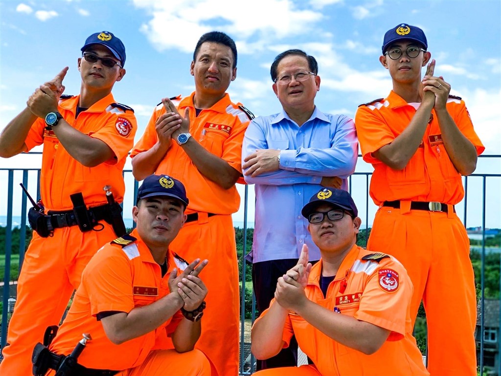 海巡署長陳國恩(後右2)日前請辭退休,他9月30日在海巡署長室臉書專頁感性貼文告別。(圖取自facebook.com/CGA4U)