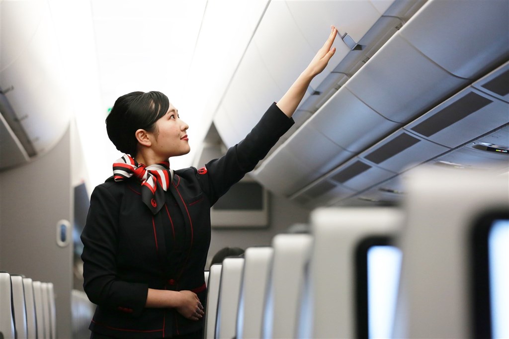 日本航空公司為破除性別刻板印象,1日開始推出新的英語機上廣播,開頭首句不再稱呼「女士們先生們」。(圖取自facebook.com/jal.japan)