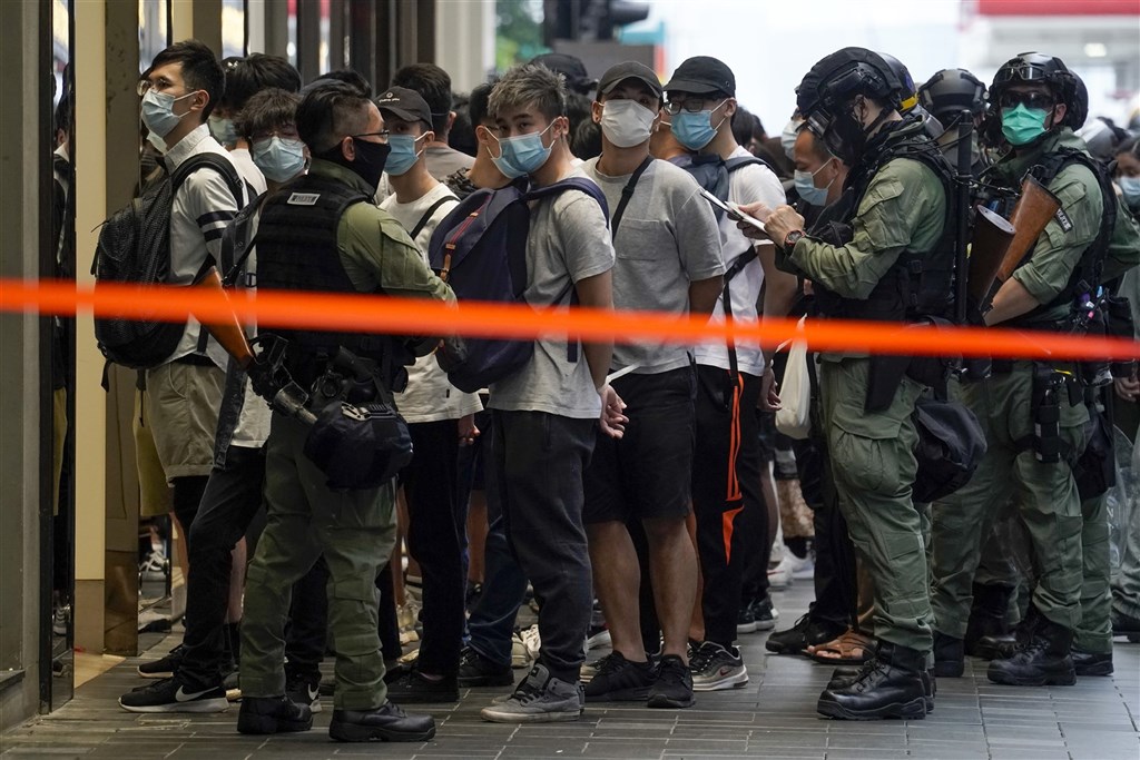 香港「反送中」運動支持者不理會警方禁制,號召於中共十一國慶當天上街遊行,截至傍晚6時共有近70人遭到逮捕。(美聯社)