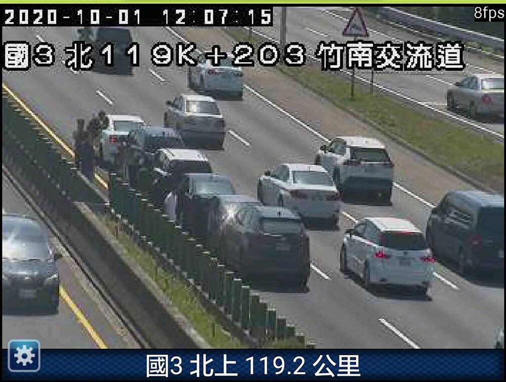 中秋連假首日車潮湧現,國道3號南下119.3公里竹南交流道附近1日中午發生6車追撞事故,造成2人輕傷送醫。(苗栗縣消防局提供)中央社記者管瑞平傳真 109年10月1日