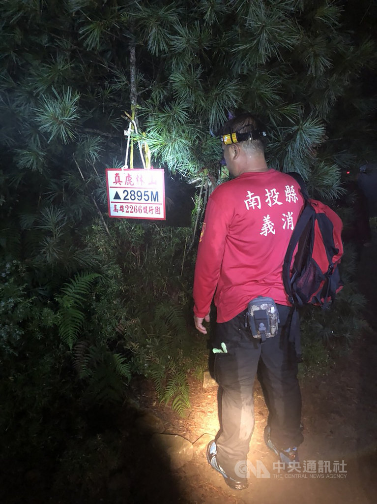 一支台中豐原登山隊安排一日遊行程,但隊伍中有人體力不佳,結果6人掉隊失聯,消防局獲報派人搜救,1日凌晨找到失聯山友均無恙。(翻攝照片)中央社記者吳哲豪傳真 109年10月1日