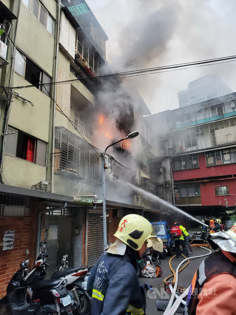 新北市新店區一處民宅1日清晨發生火警,有3層樓全面燃燒。消防人員趕抵現場搶救,在1樓玄關前陽台發現倒臥的90多歲簡姓婦人,送醫後宣告不治。(市府消防局提供)中央社記者黃旭昇新北傳真 109年10月1日