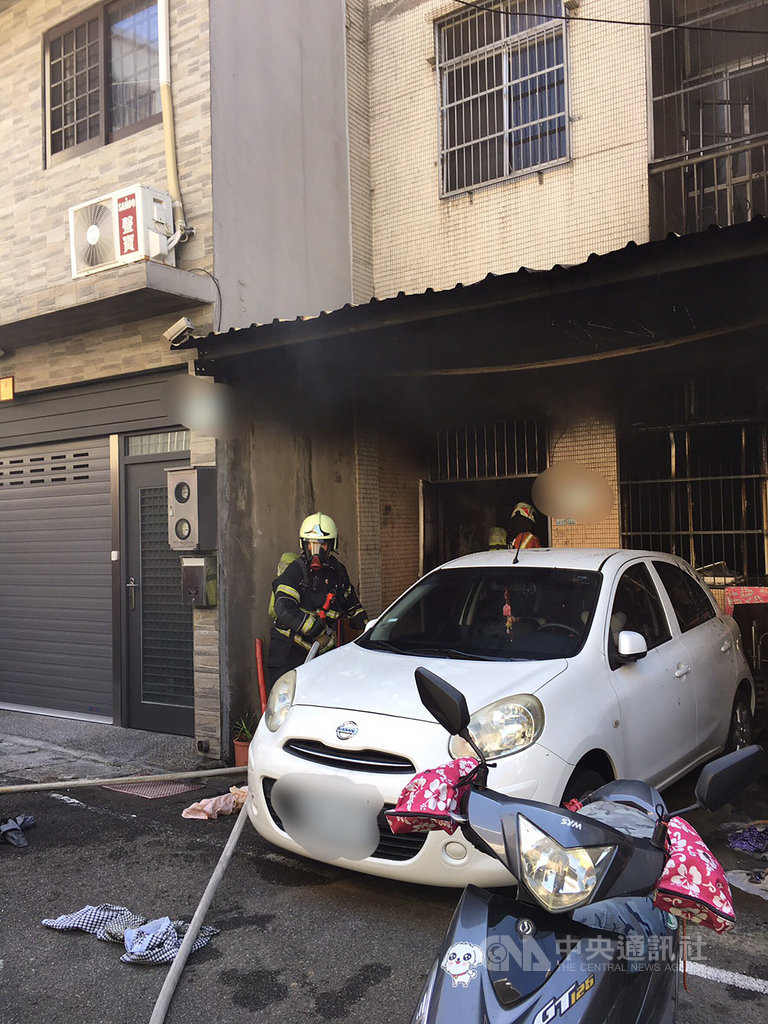 桃園市平鎮區一處民宅1日發生火警,4人受傷,包括一名約4個月大女嬰等意識不清,送醫急救,損失及起火原因仍待調查。(翻攝照片)中央社記者葉臻傳真 109年10月1日