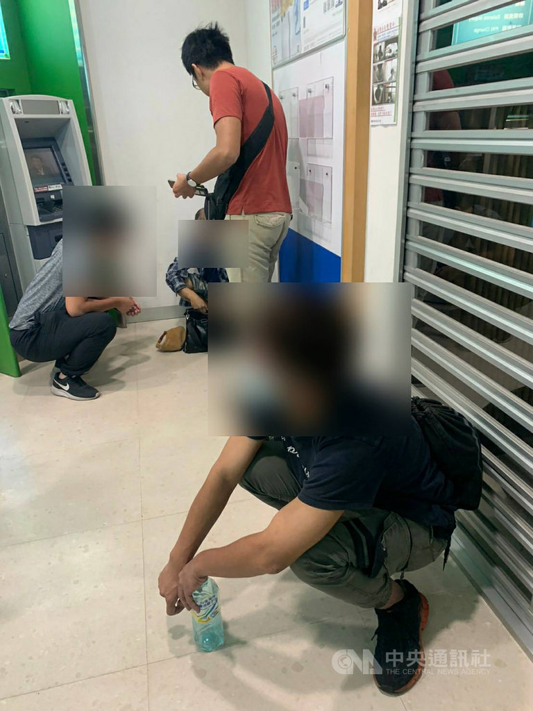 苗栗警分局1日表示,3名詐騙集團車手利用中秋連假前夕,到苗栗市中正路銀行提領贓款,遇上分局偵查隊員警執行擴大巡檢勤務,當場人贓俱獲。(警方提供)中央社記者管瑞平傳真 109年10月1日