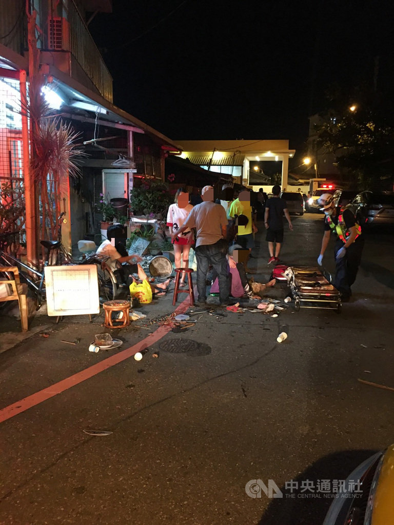花蓮市進豐街1日晚間發生計程車疑似倒車踩油門失控,衝撞正在路邊烤肉的民眾,造成3人擦挫傷送醫。(民眾提供)中央社記者張祈傳真 109年10月1日
