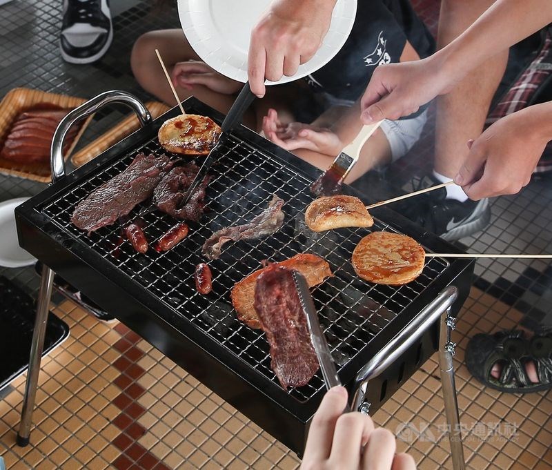 台北市政府動物保護處提醒,別把烤肉或人用食物餵毛小孩,像月餅、柚子等,否則可能引發寵物腸胃炎、胰臟炎等狀況。(中央社檔案照片)