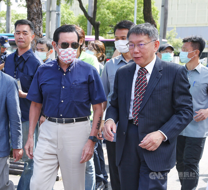 台北市設市百年,北市府1日邀請歷任市長參觀紀念特展並交流分享,現任市長柯文哲(前右)及前總統馬英九(前左)等出席。中央社記者郭日曉攝 109年10月1日