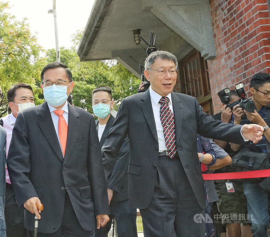 台北市設市百年,北市府1日邀請歷任市長參觀紀念特展並交流分享,現任市長柯文哲(前右)及前總統陳水扁(前左)等出席。中央社記者郭日曉攝 109年10月1日