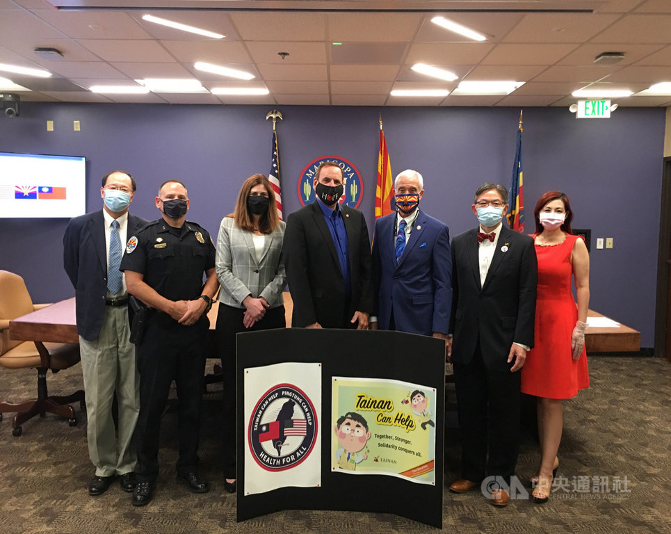 美國亞利桑那州當地時間9月29日在第一大郡馬里柯帕(Maricopa)舉行公開儀式,感謝中華民國台灣外交部及台南市、屏東市政府捐醫療物資協助防疫。(駐洛杉磯辦事處提供)中央社記者林宏翰洛杉磯傳真 109年10月1日
