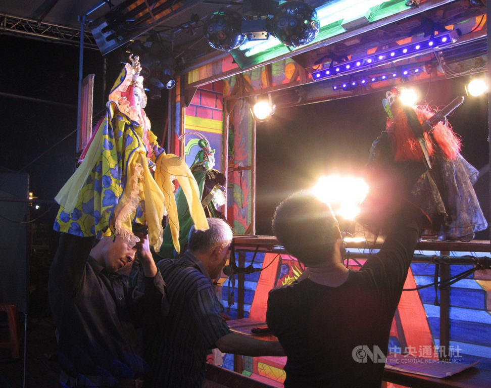 屏東縣政府文化處中秋連假舉辦「戲曲樂球.漫步潮州」復古市集,邀請民眾到屏東潮州戶外月下看皮影戲和布袋戲。圖為新復興掌中劇團。(屏東縣文化處提供)中央社記者郭芷瑄傳真 109年10月1日