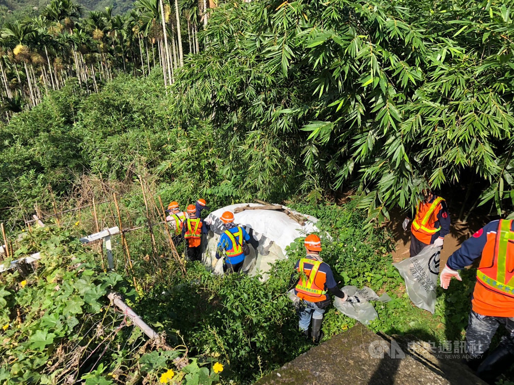 新北市三峽區登革熱群聚疫情擴大,2日再添5確診病例,累計已達30例。新北市衛生局表示,本次疫情截至目前已動員近677人次巡檢社區環境,清除5544個積水容器,116.5噸垃圾,衛教宣導87場次,計3667人參與,8人次巡邏高風險管制區。(新北衛生局提供)中央社記者葉臻傳真 109年10月2日