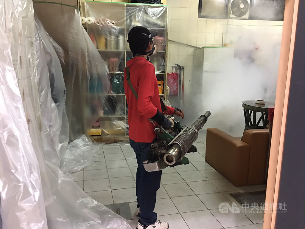 新北市三峽區登革熱群聚疫情擴大,2日再增5例本土登革熱病例,這起群聚截至目前共計30人確診(新北三峽26例、桃園龜山3例及八德1例),新北市府相關單位持續動員加強環境消毒。(新北市衛生局提供)中央社記者葉臻傳真 109年10月2日