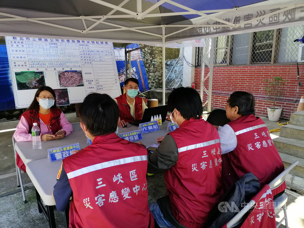 新北市三峽區登革熱群聚疫情擴散,目前累計達30例。市府團隊2日在五寮派出所成立前進指揮所,將加強執行環境整頓等防治工作。(新北市衛生局提供)中央社記者葉臻傳真 109年10月2日