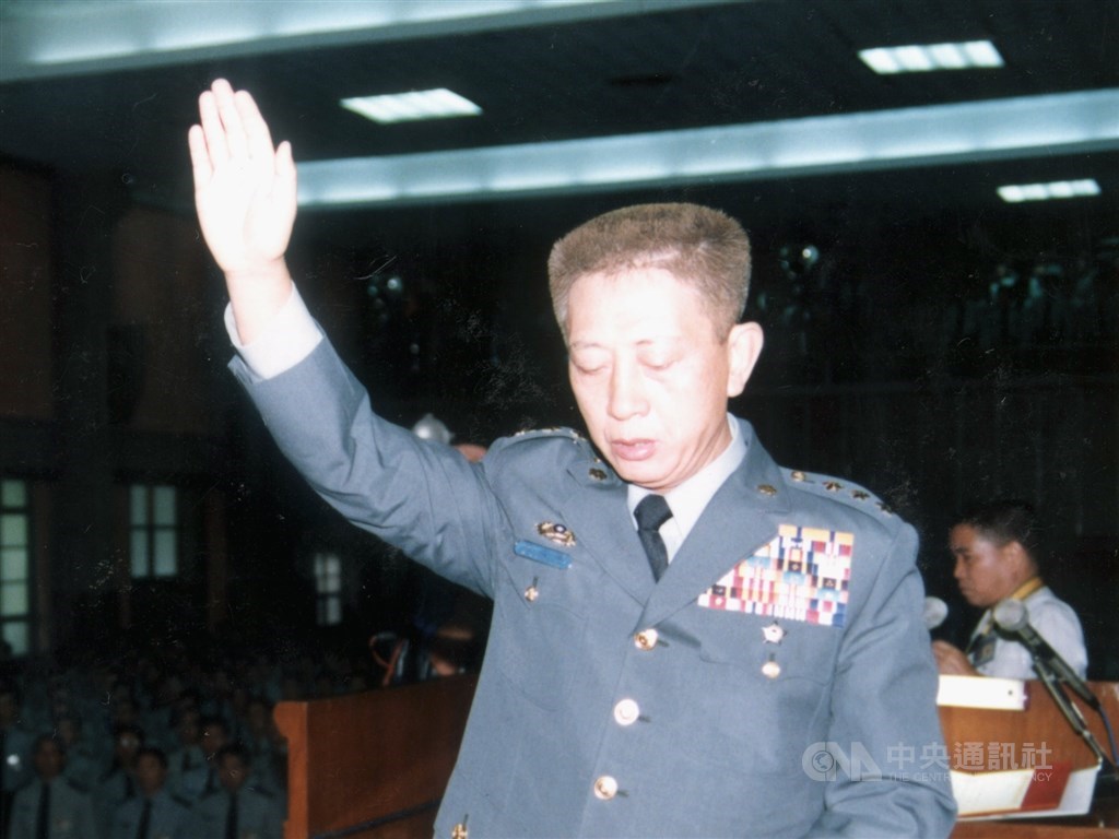 退役上將、前陸軍總司令陳廷寵(前)日前稱國軍戰力幾乎是「零」。陸委會回應表示陳廷寵言行「離譜失格」。圖為1991年6月陳廷寵宣誓就職陸軍總司令。(中央社檔案照片)