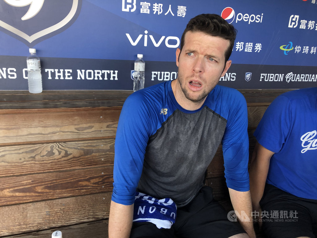富邦悍將羅力(圖)2日對中信兄弟先發表現不差,仍吞下跨季對戰6連敗,昨天比賽也是他中職生涯第200場出賽,羅力說很喜歡台灣和中職,希望能再投100場、甚至更多。中央社記者謝靜雯攝 109年10月3日