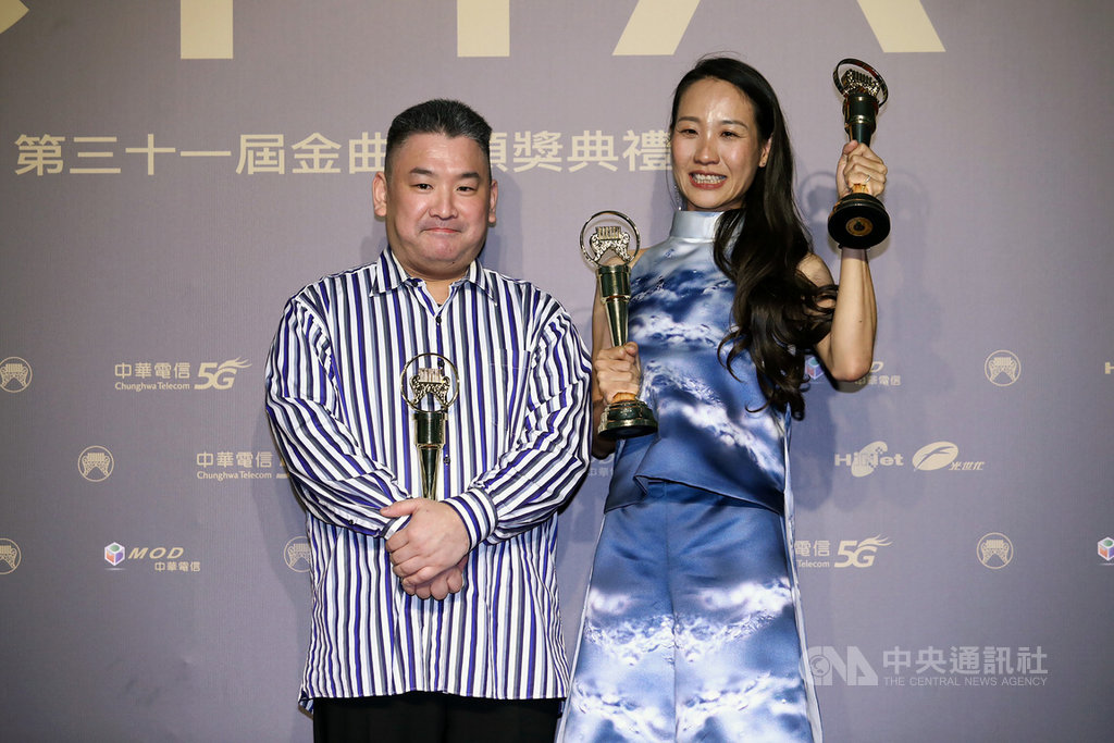 第31屆金曲獎頒獎典禮3日晚間在北流隆重登場,最佳客語歌手獎由米莎(右)獲獎,隨後並與日籍音樂人早川徹(左)再獲最佳客語專輯肯定。中央社記者王騰毅攝 109年10月3日