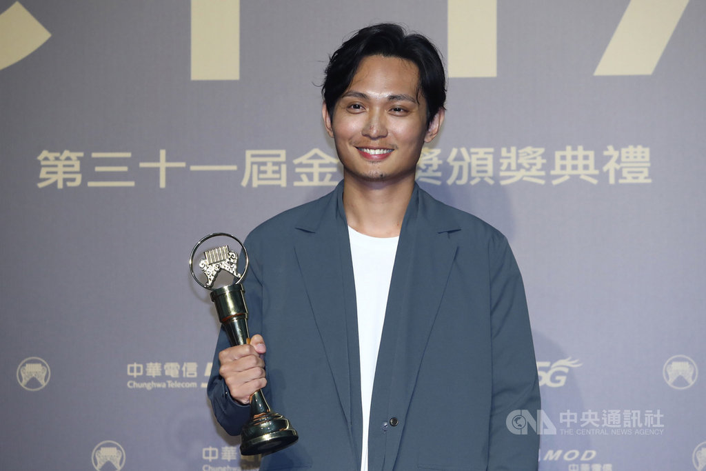 第31屆金曲獎3日晚間在北流盛大舉行頒獎典禮,最佳音樂錄影帶獎由導演殷振豪的「紅」獲獎。中央社記者王騰毅攝 109年10月3日