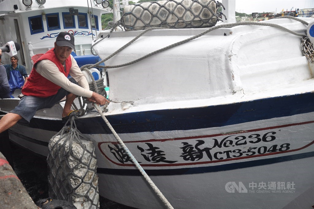 蘇澳籍漁船「新凌波236」9月27日在釣魚台海域遭日本公務船衝撞,船長陳吉雄(圖)9月28日返港說,當時只是要進入釣魚台外海12浬內撿拾漁具,就在沒有被示警情況下遭撞。中央社記者沈如峰宜蘭縣攝 109年9月28日