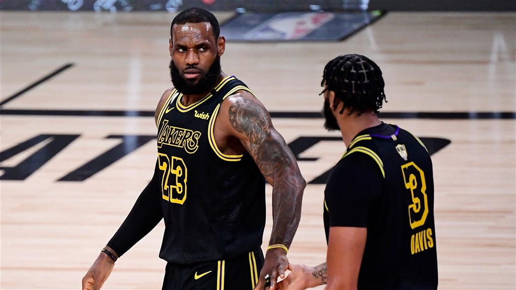 美國職籃NBA邁阿密熱火3日總冠軍賽第2戰先發2大將缺陣,禁區難擋洛杉磯湖人攻勢,湖人靠著詹姆斯(左)、戴維斯(右)合力轟下65分,以124比114獲勝。(圖取自twitter.com/NBA)